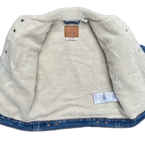 LEVI’S® ORIGINAL SHERPA TRUCKER JACKET. Worn in Indigo - Dark wash. Size: XS - Picture 3 of 4